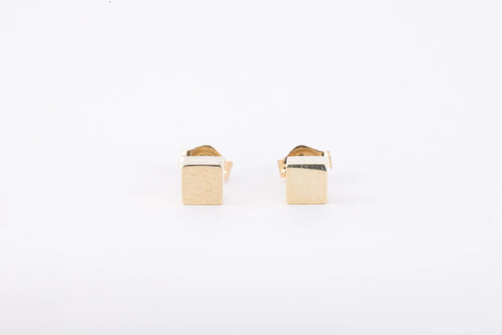 14k Yellow Gold Cube Stud Earrings (0.82g.)