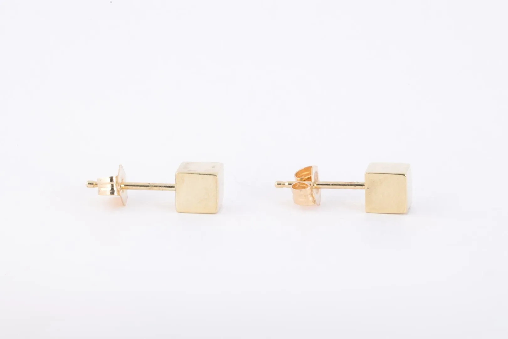 14k Yellow Gold Cube Stud Earrings (0.82g.)