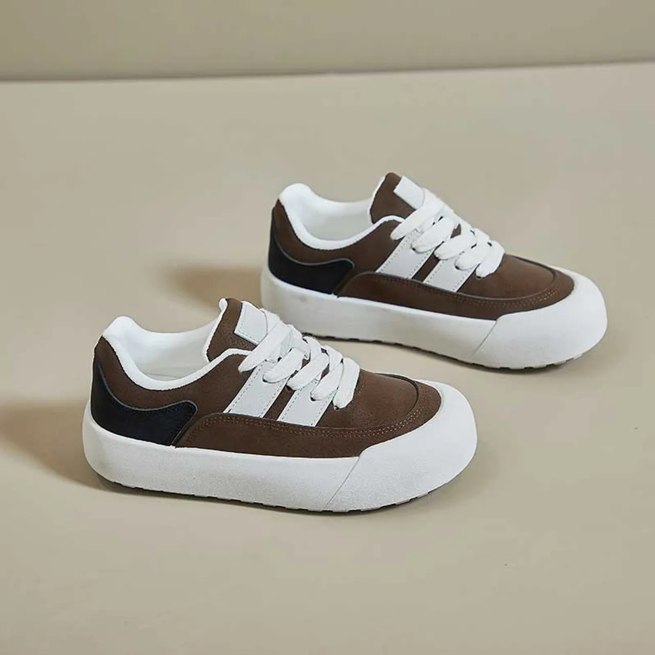 Brown casual retro shoe sneaker