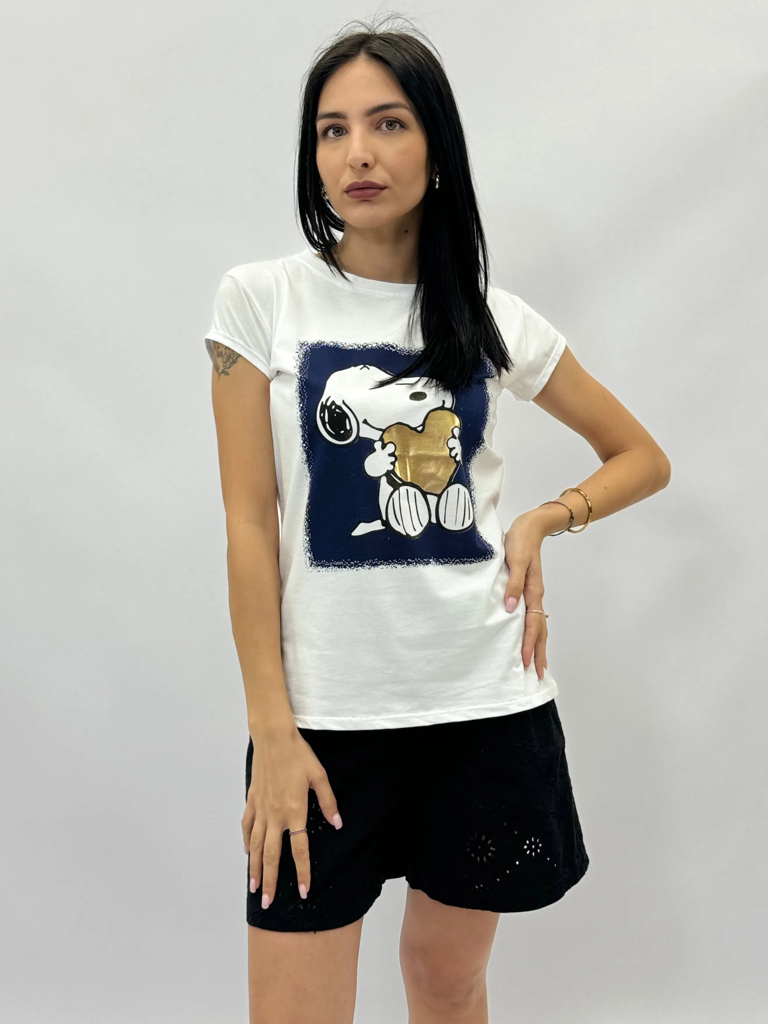 T-shirt con stampa snoopy e cuore