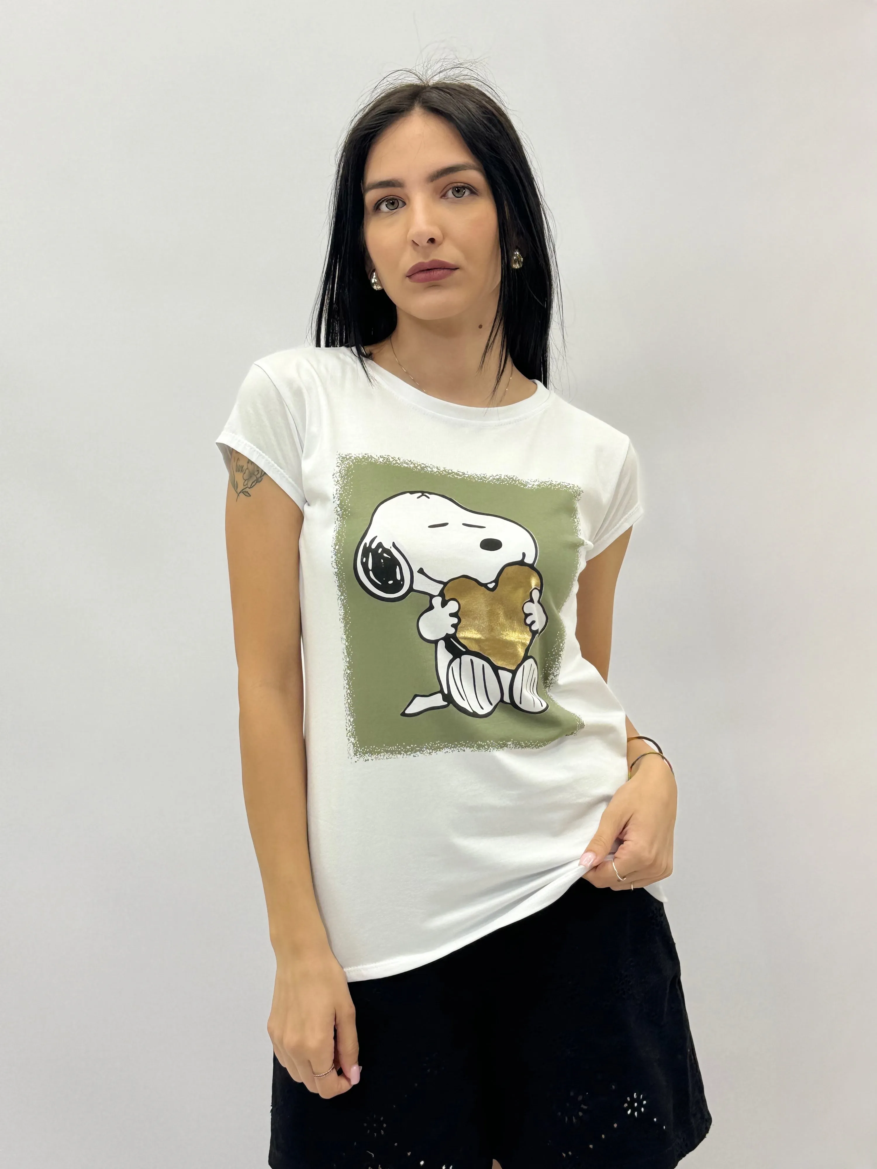 T-shirt con stampa snoopy e cuore