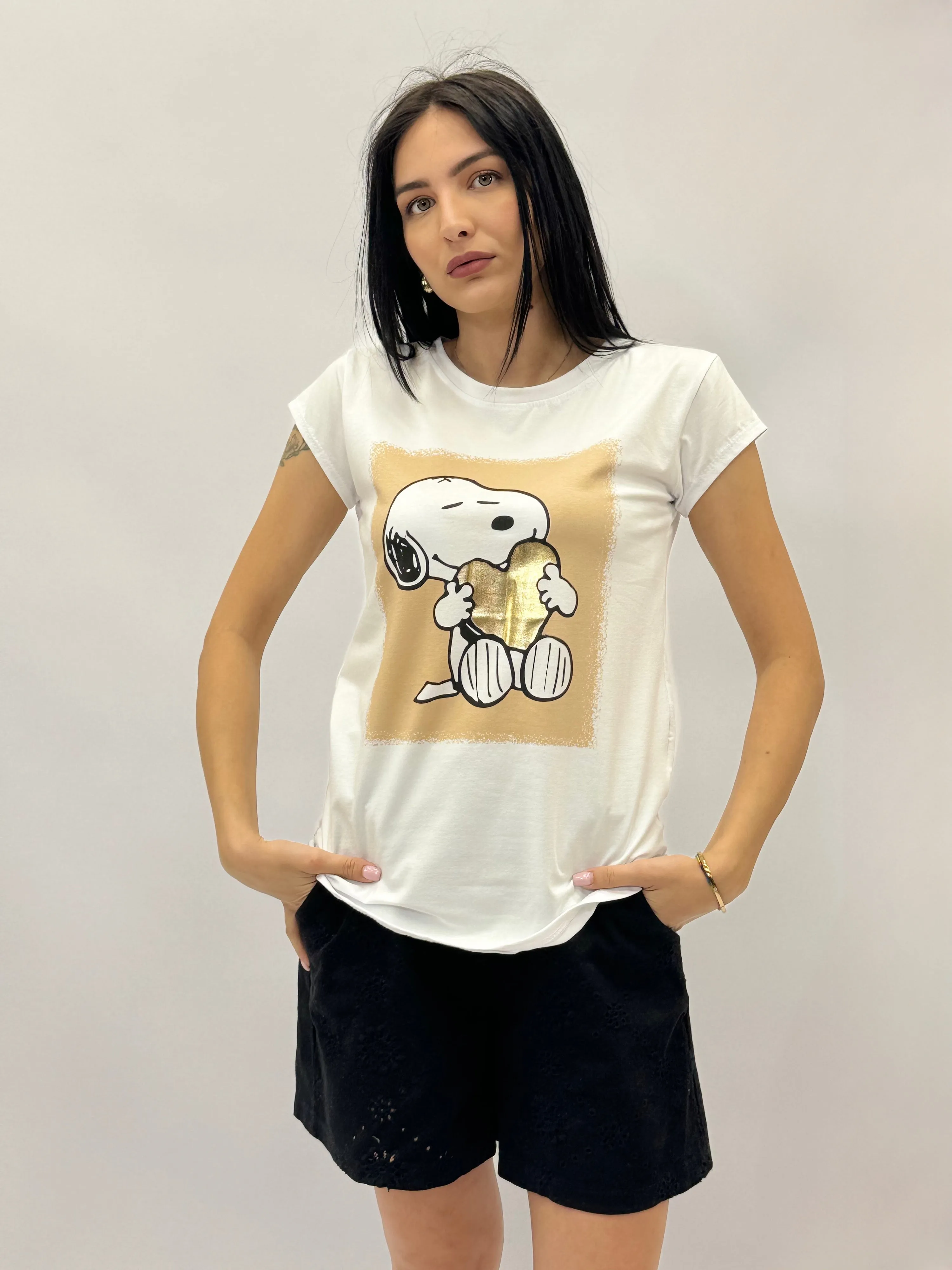 T-shirt con stampa snoopy e cuore